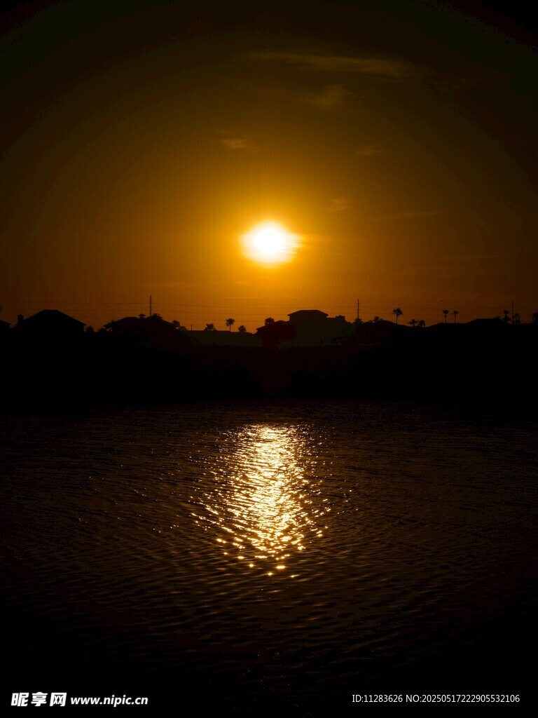 夕阳下的水面美景