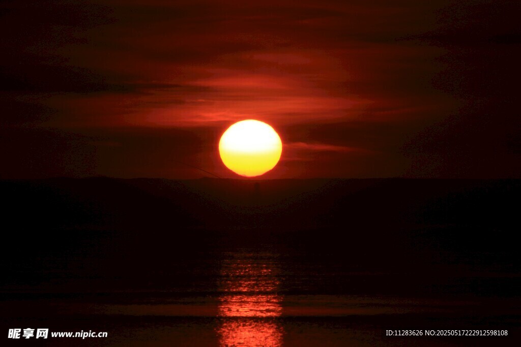 夕阳映水的美丽景象