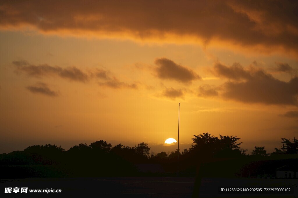 夕阳西下的美丽天际线