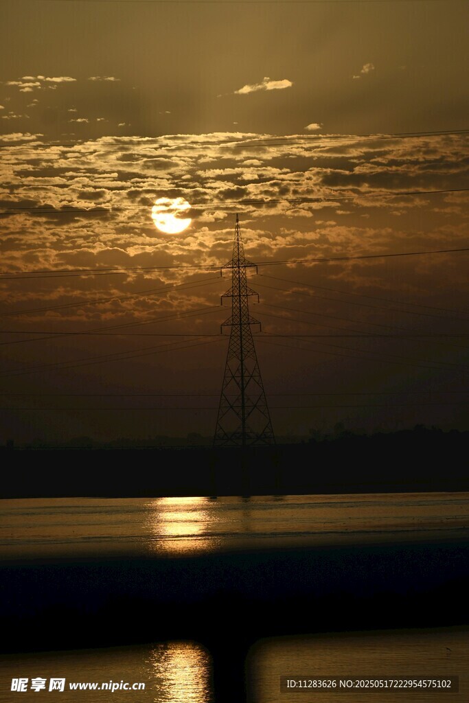夕阳下的海面与帆船剪影