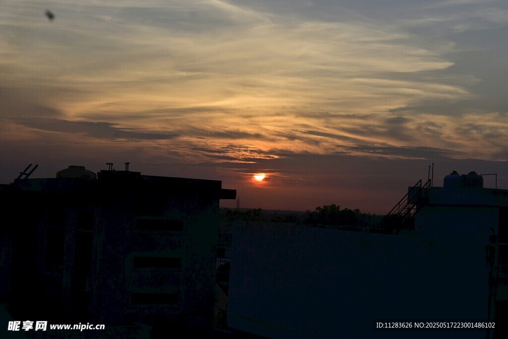 夕阳下的城市天际线