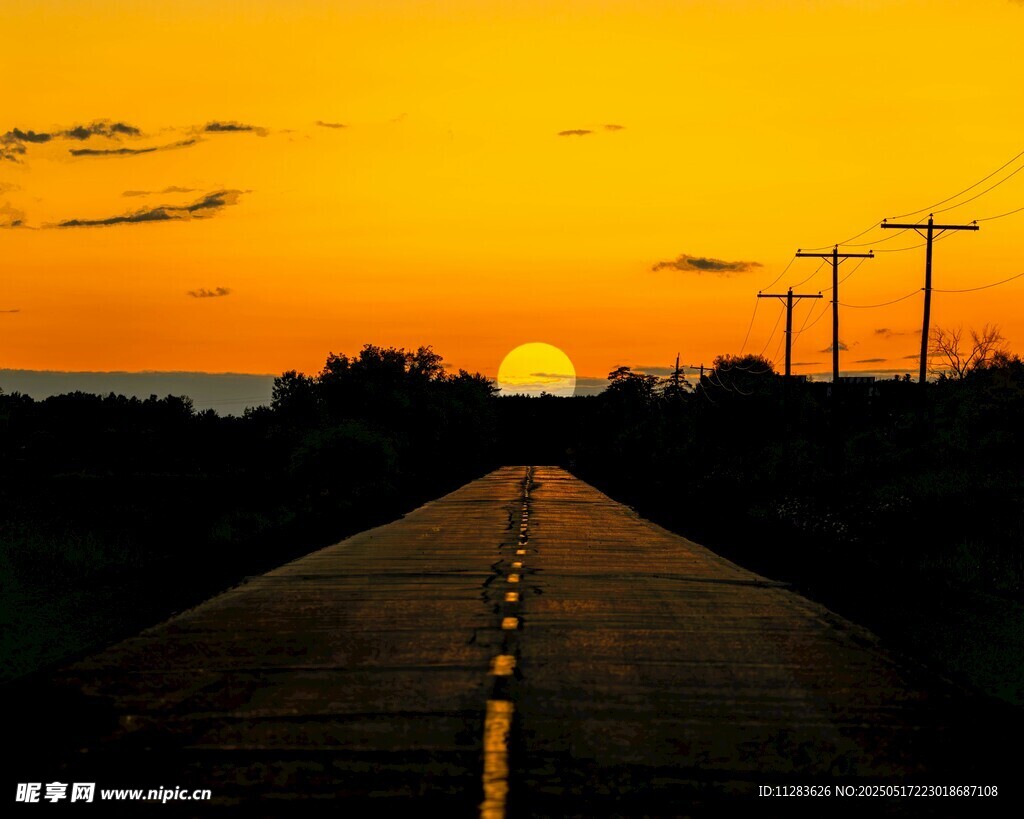 夕阳下的公路延伸向远方
