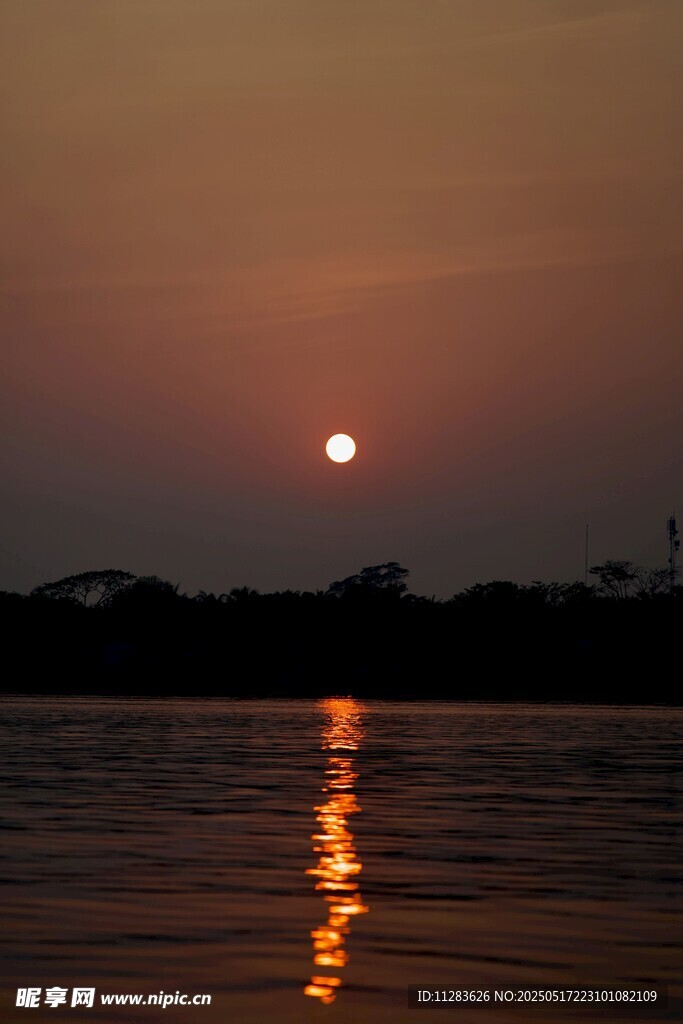 夕阳映水的静谧美景