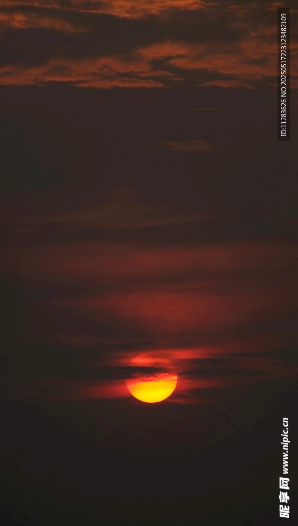 夕阳西下的壮丽天际