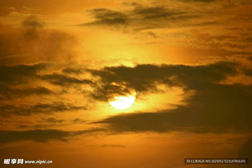 夕阳穿透云层的壮丽景象