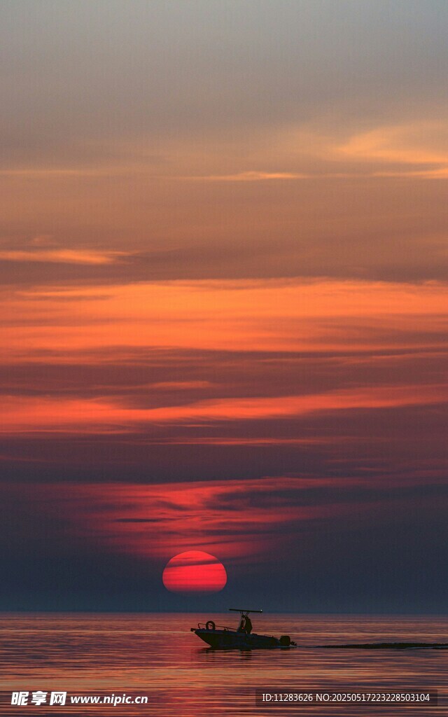 海上落日孤舟美景