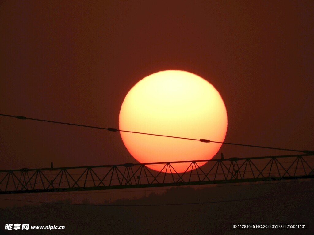 夕阳西下塔吊旁的红日
