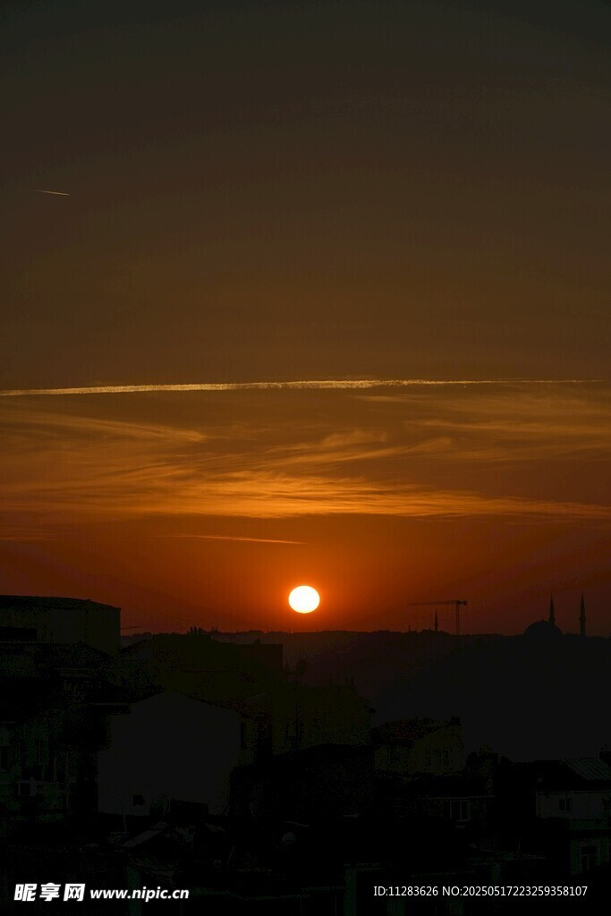 日落时分城市天际线美景