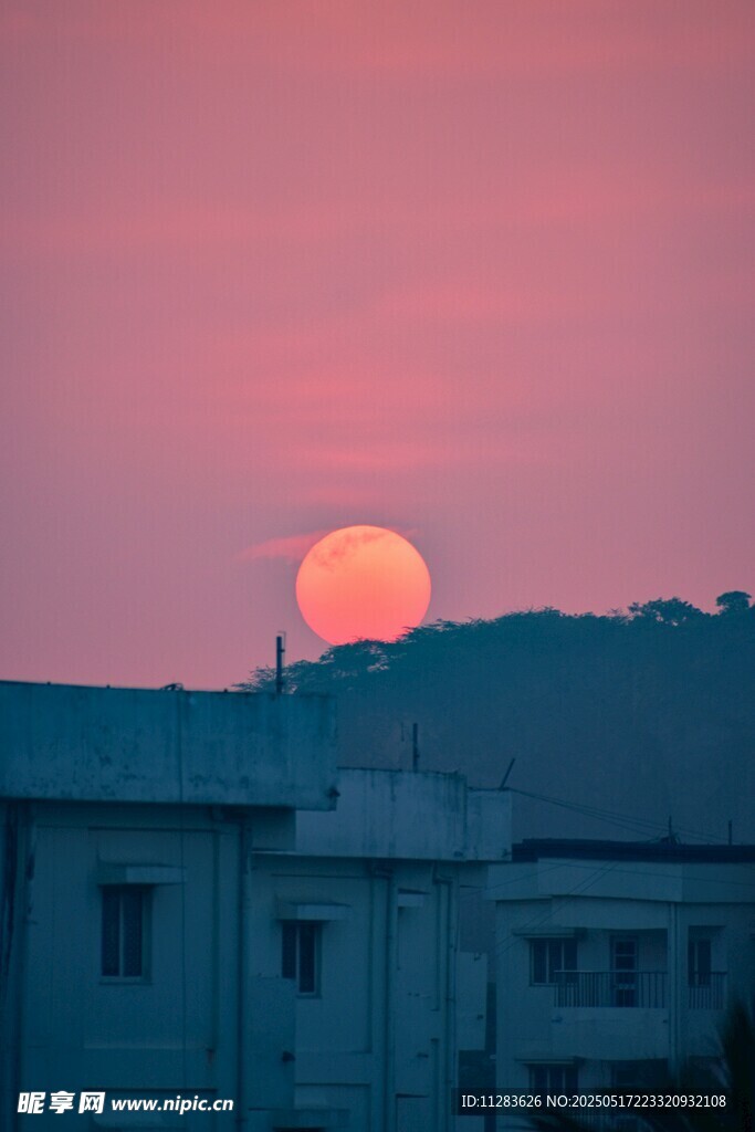 夕阳下的城市与远山