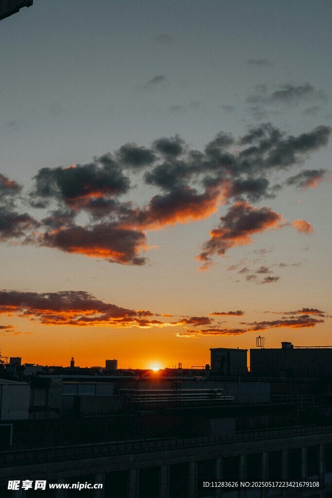 城市日落时分绚丽天空