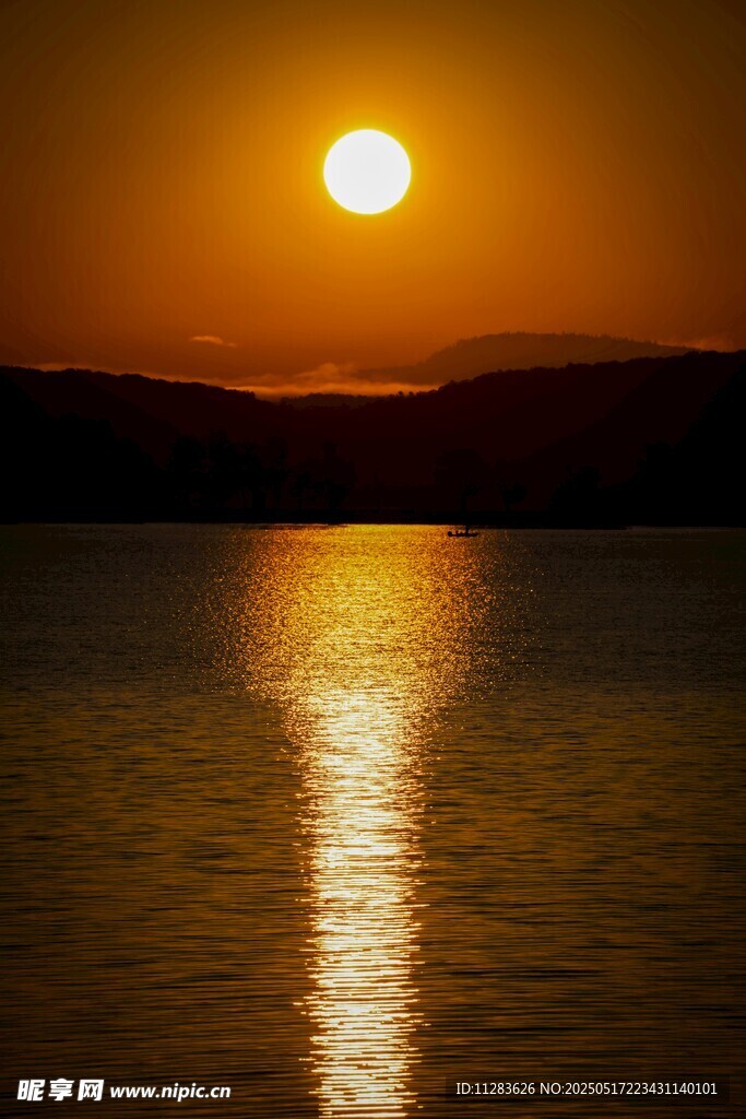 夕阳映水的美丽景致