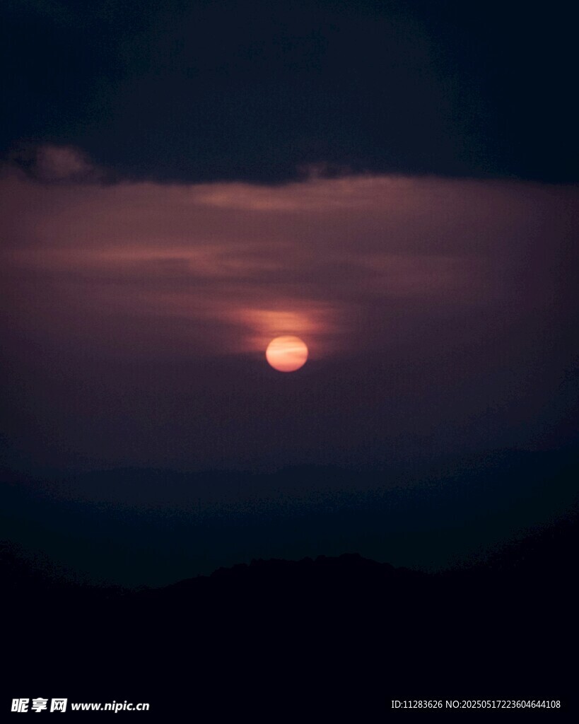 夜幕下的山间落日美景