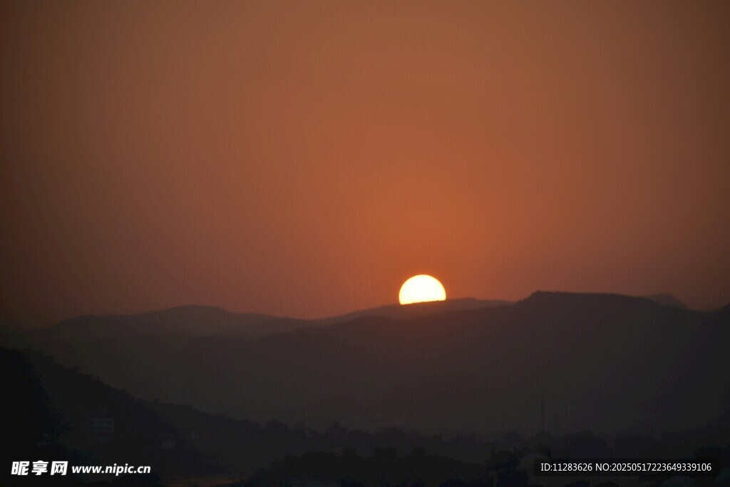 夕阳西下映山峦