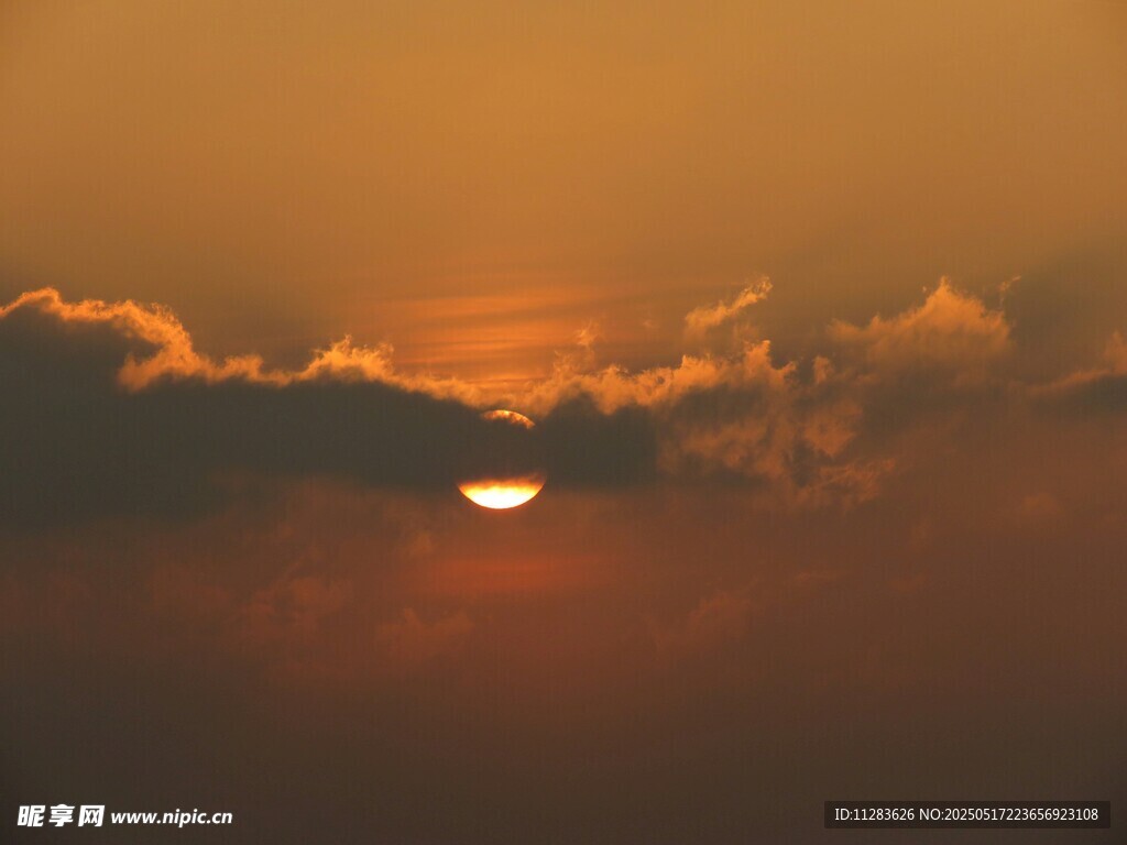夕阳映云景