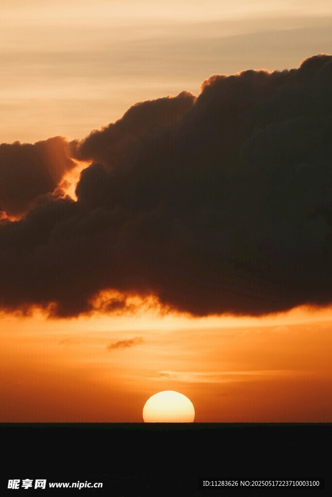 夕阳西下的壮丽天空景观