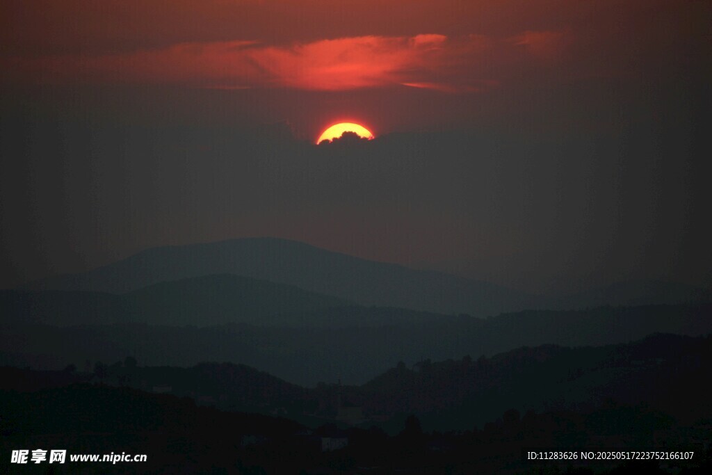 夕阳西下映山峦