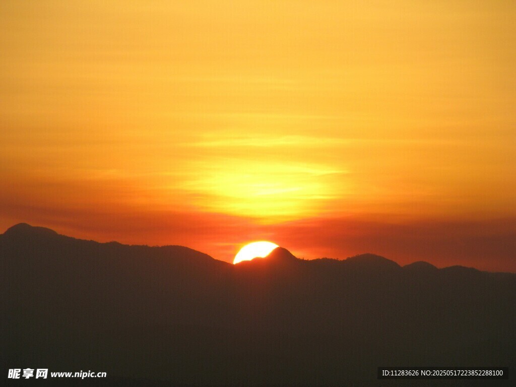 夕阳下的山峦美景