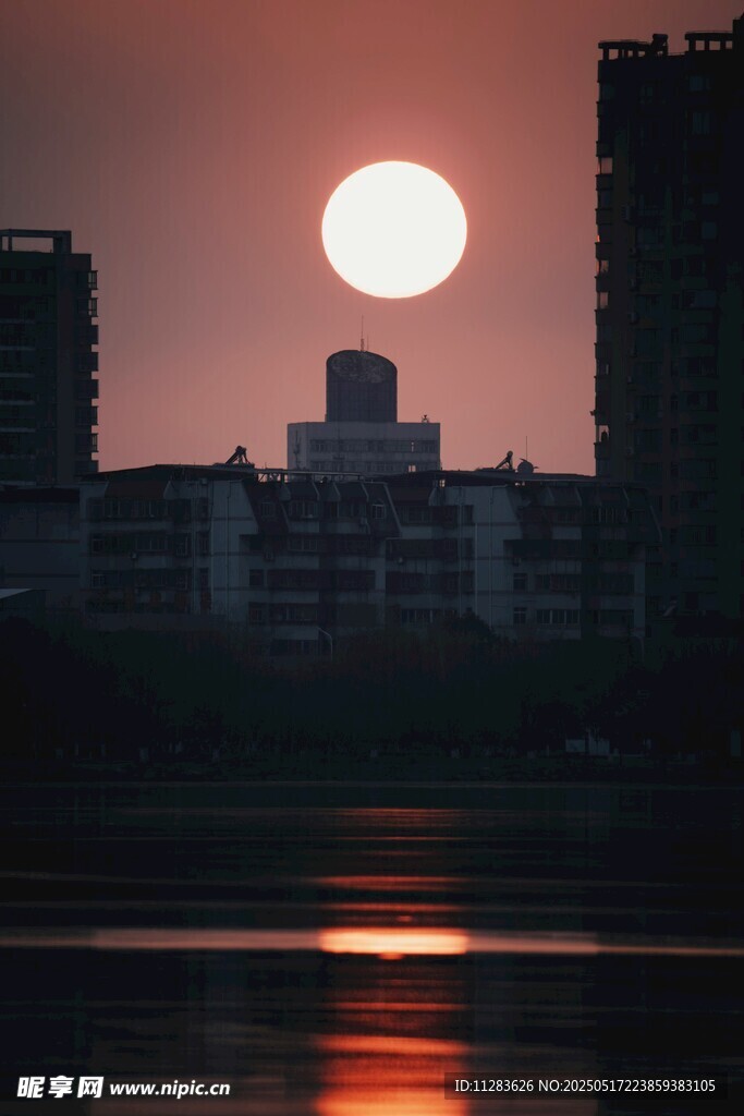 城市日落时分的美丽景象
