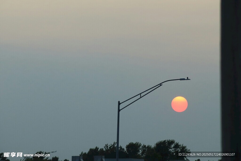 夕阳下的路灯剪影