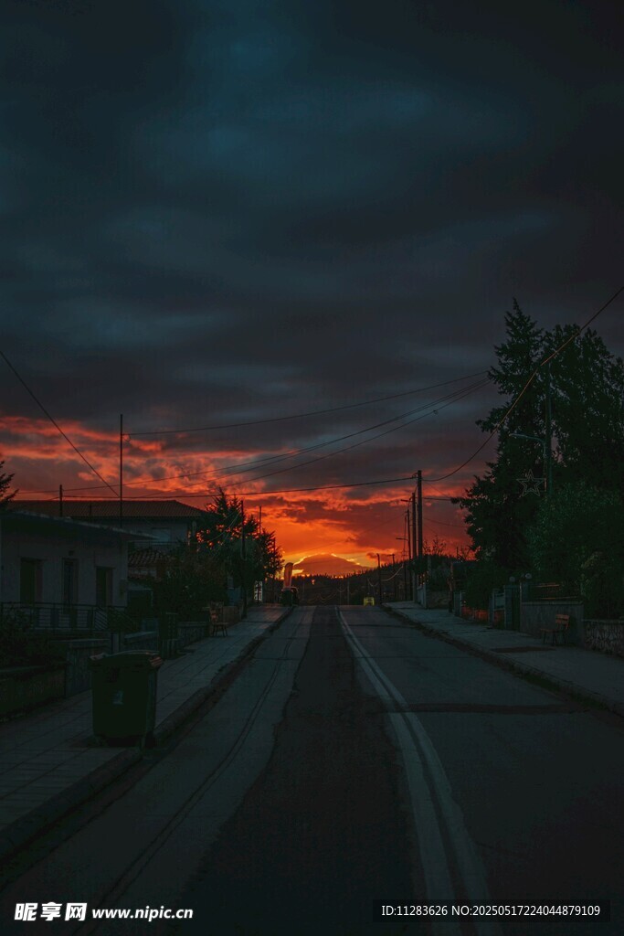黄昏下的空旷道路美景