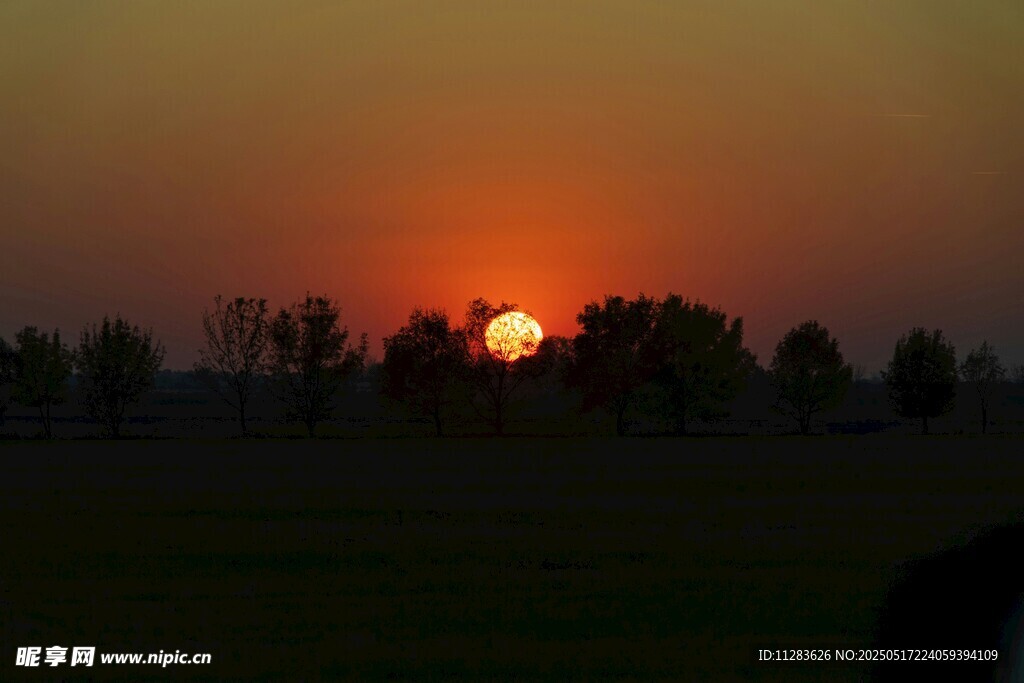 夕阳西下的田野美景