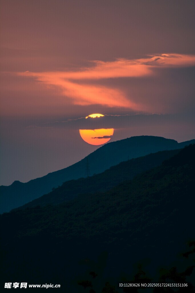 日落山峦间美景