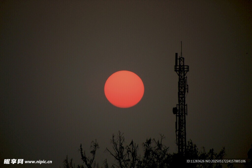 夕阳下的通信塔剪影