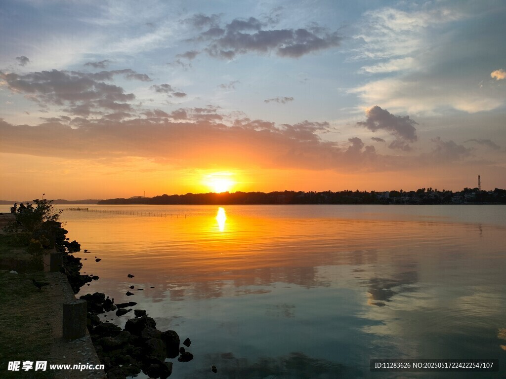 夕阳下的宁静湖面美景