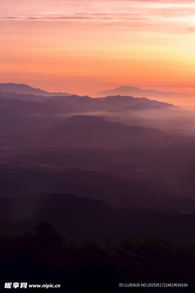 日出时分的朦胧山峦景色