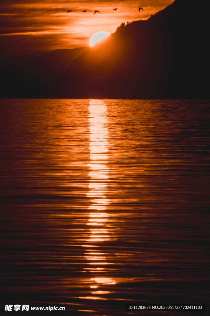 夕阳下的波光粼粼水面