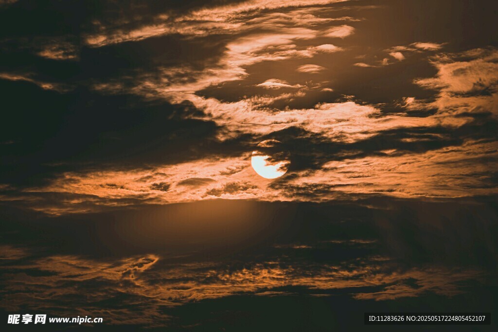 夕阳穿透云层的壮丽景象