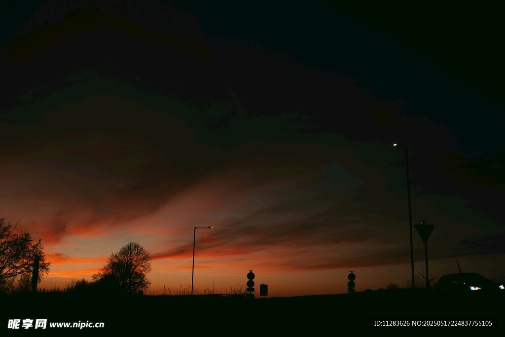 夜幕下的绚烂天空