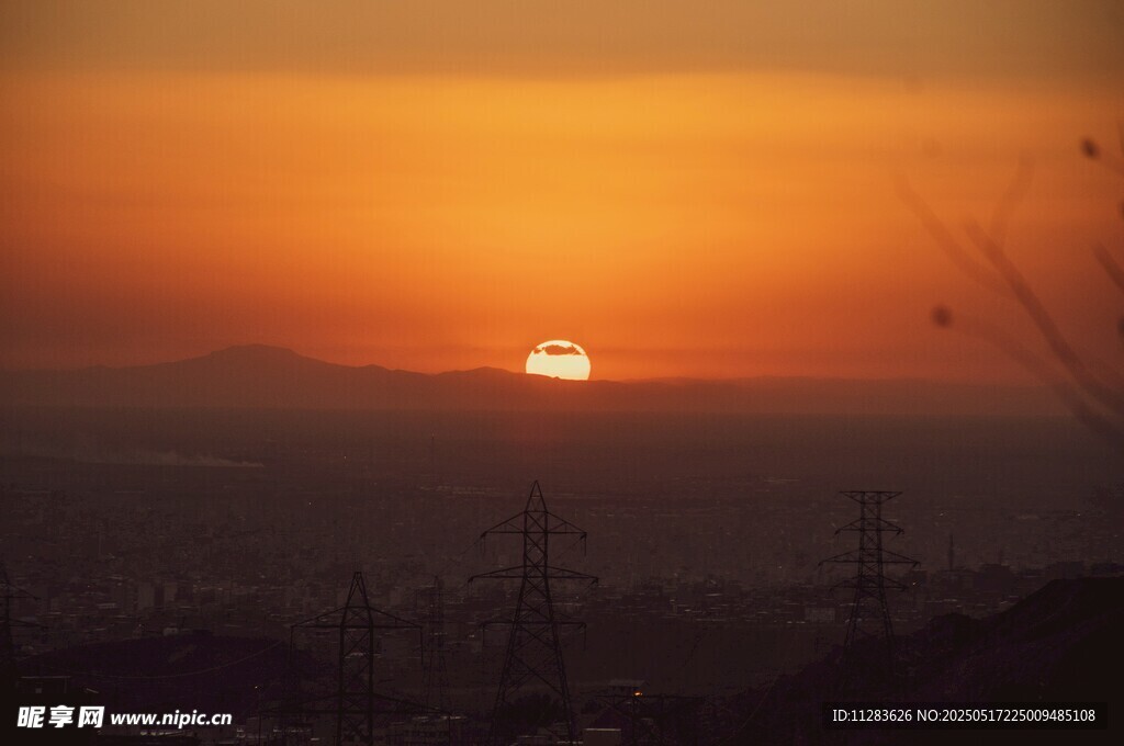夕阳西下的城市天际线