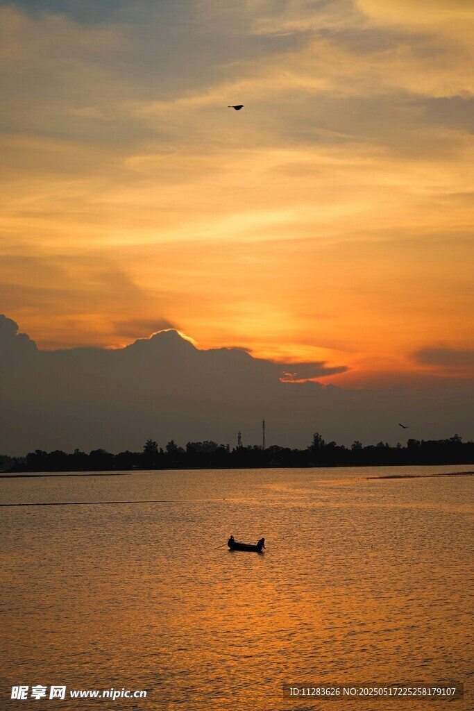 夕阳下湖面的孤舟美景