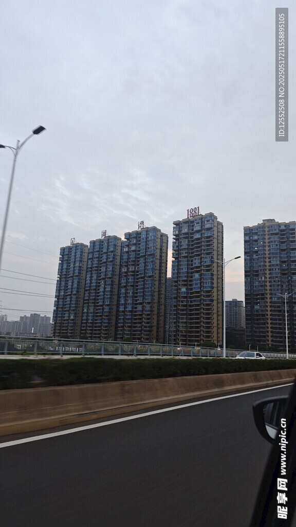 公路旁的高楼建筑群