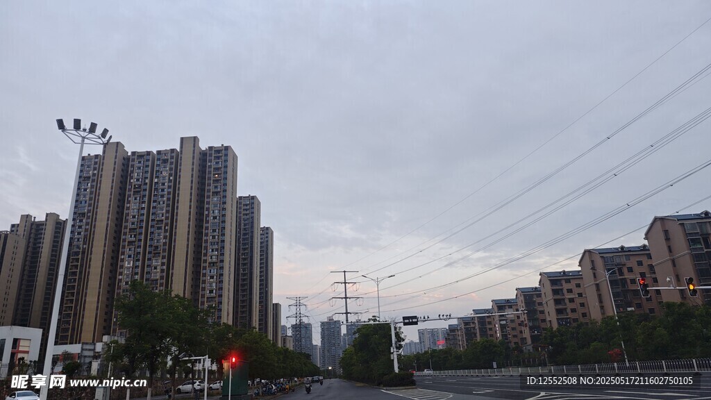 城市高楼与道路景观