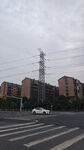城市街道旁的输电塔与建筑