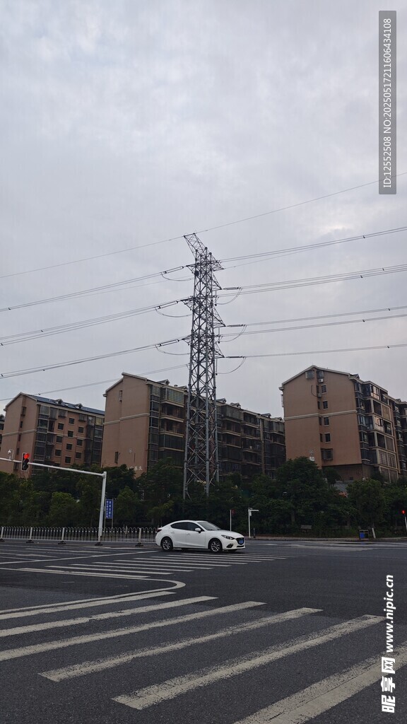城市街道旁的输电塔与建筑