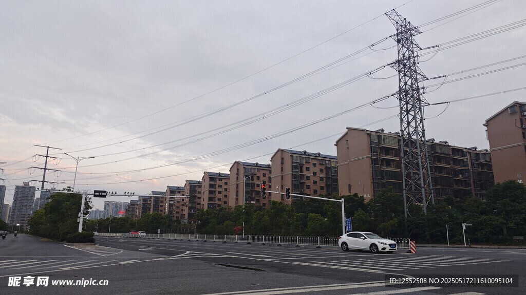 城市道路旁的高楼与电塔