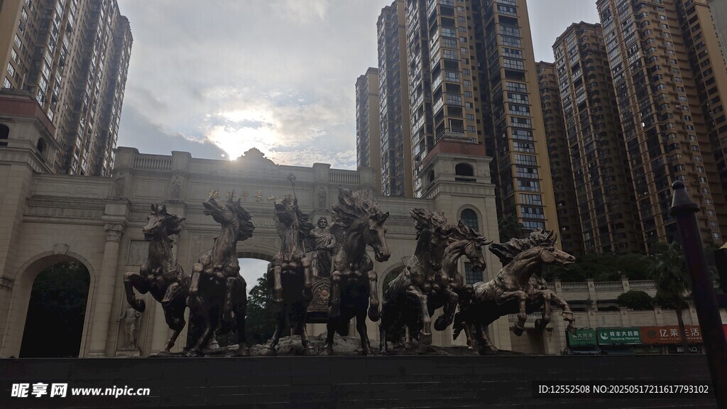 城市中壮观的雕塑景观