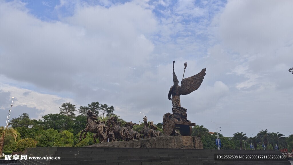 城市中的展翅雕塑景观