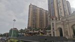 高楼旁的建筑废墟场景
