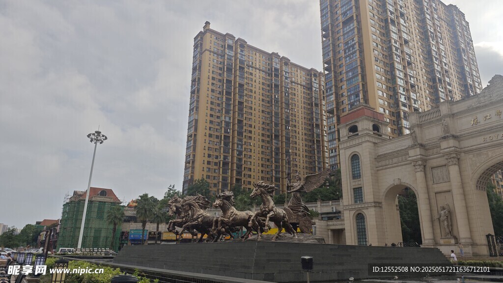 高楼旁的建筑废墟场景