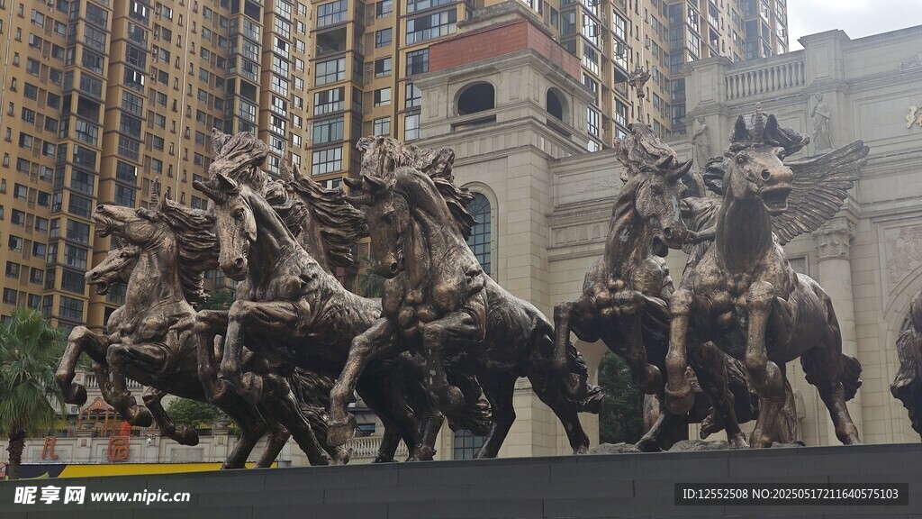 城市中的骏马雕塑景观