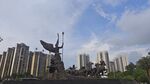 城市中的雕塑与高楼景观