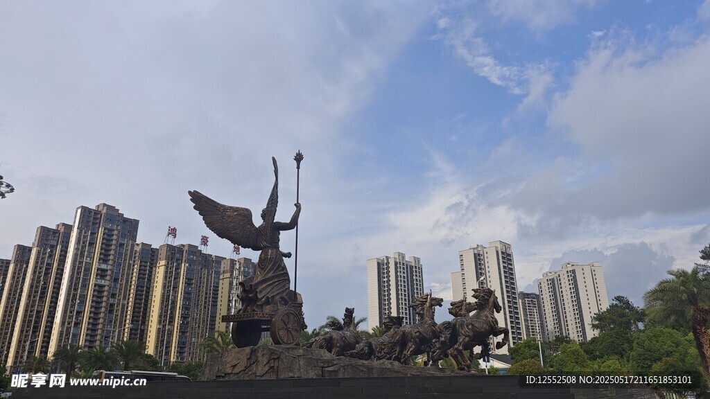 城市中的雕塑与高楼景观