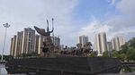城市河畔雕塑与高楼景观