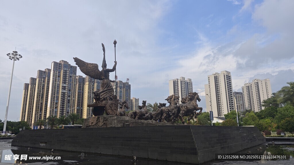 城市河畔雕塑与高楼景观