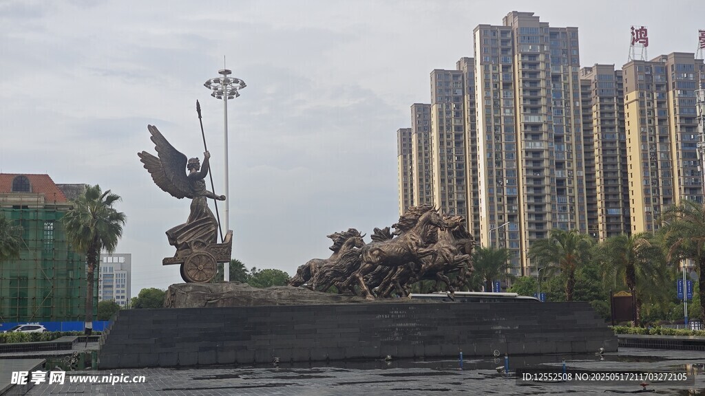 城市广场雕塑与高楼景观