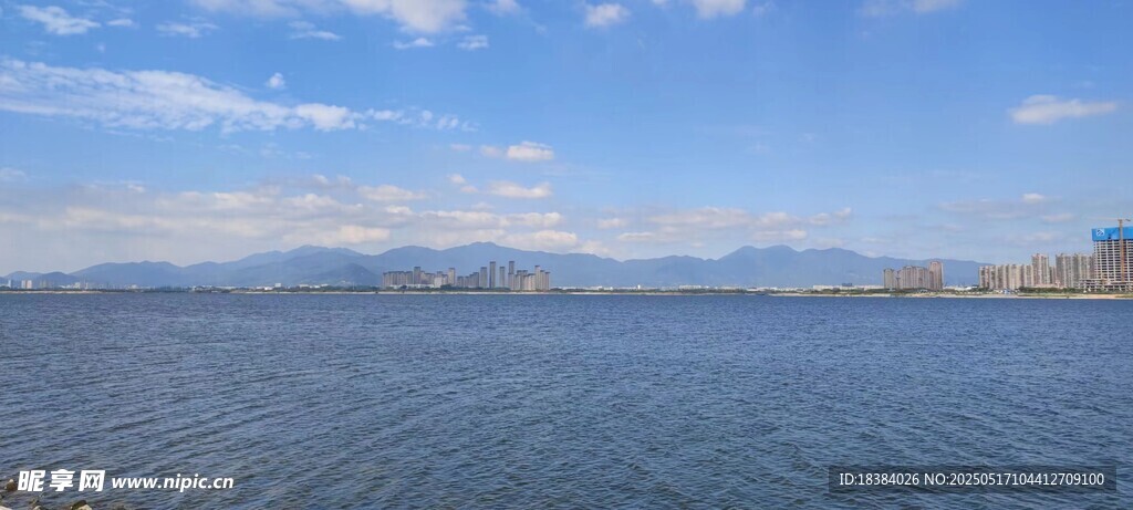 广阔水域与蓝天白云景观